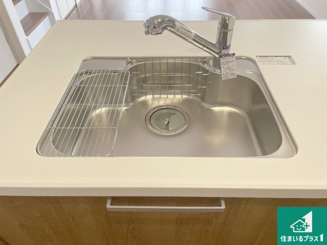 近江八幡市北之庄町　第1期　新築一戸建ての独立洗面台|清潔感のある洗面台です。フラットな鏡は掃除がしやすく毎日清潔！ホースは引き出して使えるので洗顔やお掃除の際に便利です！