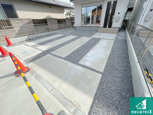 近江八幡市北之庄町　第1期　新築一戸建ての防犯設備|並列２台駐車可能！ゆとりの駐車スペースで車庫入れもスムーズ！