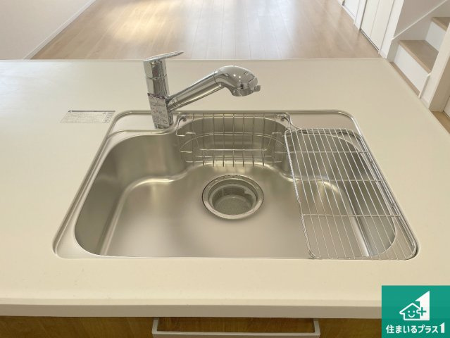 近江八幡市北之庄町　第1期　新築一戸建ての独立洗面台|清潔感のある洗面台です。フラットな鏡は掃除がしやすく毎日清潔！ホースは引き出して使えるので洗顔やお掃除の際に便利です！