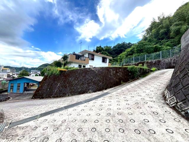 伊敷6丁目　売地の前面道路含む現地写真|緑豊かな住宅街の一画です。