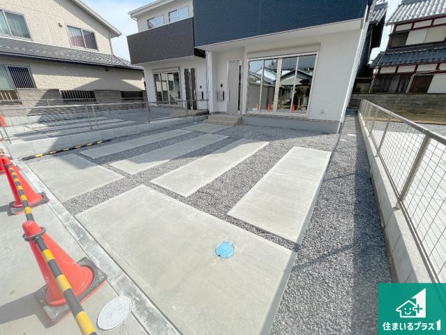 近江八幡市北之庄町　第1期　新築一戸建ての駐車場|並列２台駐車可能！ゆとりの駐車スペースで車庫入れもスムーズ！
