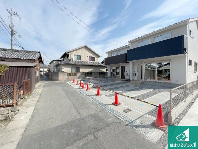近江八幡市北之庄町　第1期　新築一戸建ての前面道路含む現地写真|周辺は閑静な住宅街！前面道路広々で車の出し入れも便利です。駐車が苦手な方でも安心して車庫入れできます！