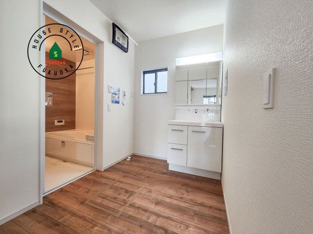 大野城市乙金東1丁目第2第3-3棟(1号棟)の脱衣所|ゆとりの洗面スペースで朝の身支度もスムーズに。暮らしを快適に変えるシャワー付洗面台です！