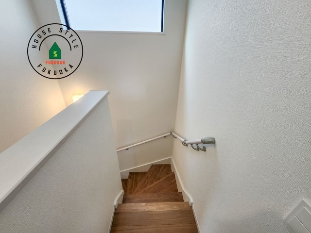 大野城市乙金東1丁目第2第3-3棟(1号棟)の内装|階段からも明るい光が入ります。採光や通風も階段の重要な役割です。