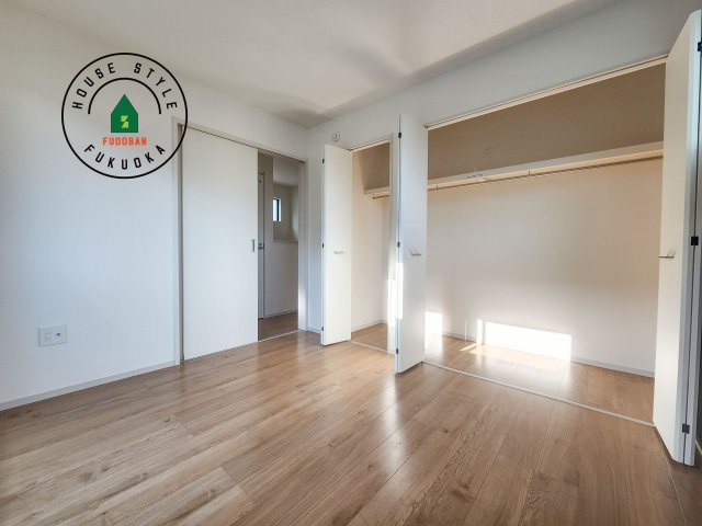 大野城市乙金東1丁目第2第3-3棟(1号棟)の寝室|主寝室には収納力に優れたクローゼットがありますので、お部屋もすっきり片付きます。