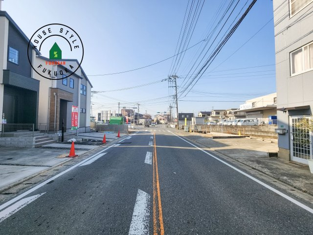 大野城市乙金東1丁目第2第3-3棟(1号棟)の前面道路含む現地写真|前面道路は閑静な住宅地をはしる車通りの少ない道路。お車の出し入れが苦手なママや小さなお子様にも安心ですね。しっかり舗装もされているので、ベビーカーや自転車で通っても快適に通行できます。