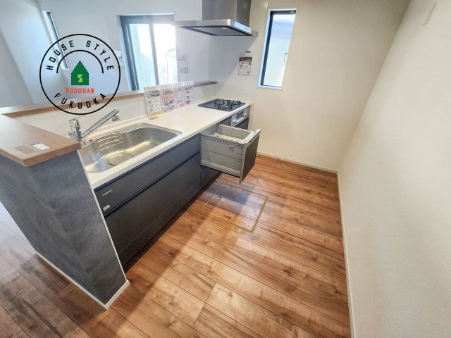 大野城市乙金東1丁目第2第3-3棟(1号棟)のキッチン|ダイニングテーブルへの配膳がラクラク、お料理はかどるカウンター付きシステムキッチン！