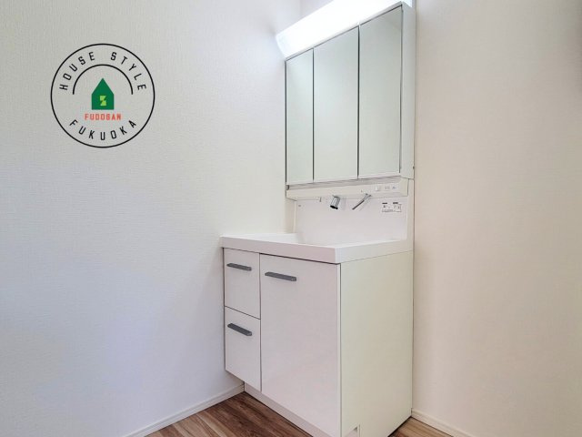 大野城市乙金東1丁目第2第3-3棟(2号棟)の内観：施工例|毎日使うものだから清潔な空間を保ちたい水回り。洗面にはそんな願いを解消させてくれる収納アイデアが満載です。三面鏡の裏側にはキャビネットが現れ小物から背の高い物まで収納できます。