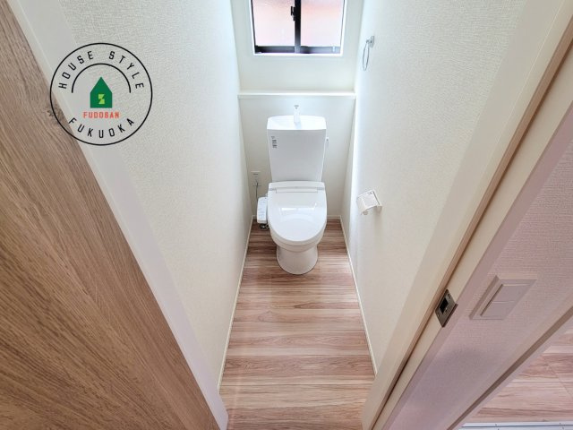 大野城市乙金東1丁目第2第3-3棟(2号棟)の内観：施工例|温水洗浄便座を完備しております。2ヶ所にトイレがあるのは朝の慌ただしい時間も安心です。