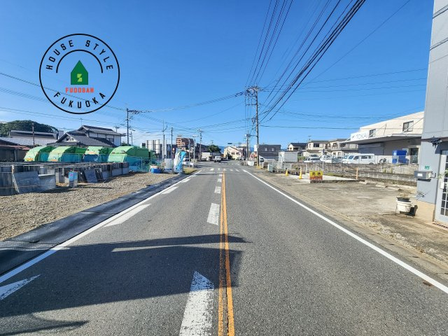 大野城市乙金東1丁目第2第3-3棟(2号棟)の前面道路含む現地写真|前面道路は閑静な住宅地をはしる車通りの少ない道路。お車の出し入れが苦手なママや小さなお子様にも安心ですね。しっかり舗装もされているので、ベビーカーや自転車で通っても快適に通行できます。