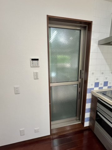 本駒込1丁目戸建のキッチン|1階勝手口