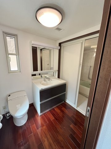 本駒込1丁目戸建のトイレ|1階トイレ・洗面台