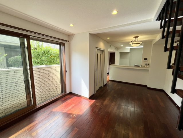 本駒込1丁目戸建の居間・リビング|1階リビング16.5帖