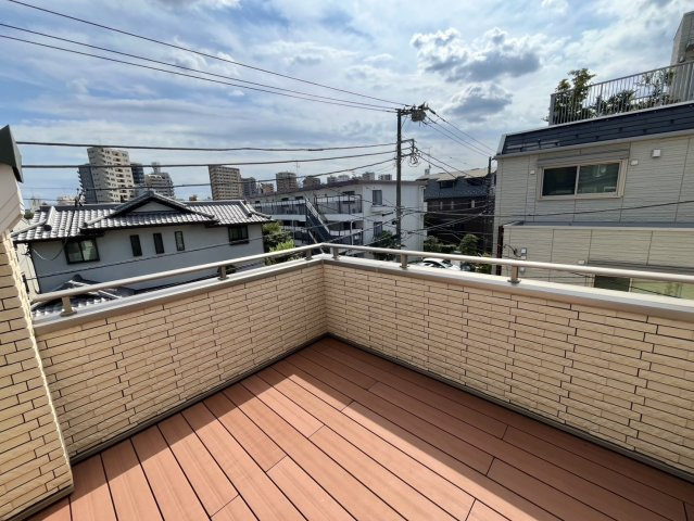 本駒込1丁目戸建のバルコニー|3階テラス