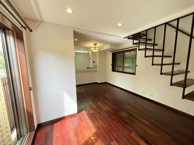 本駒込1丁目戸建の居間・リビング|1階リビング