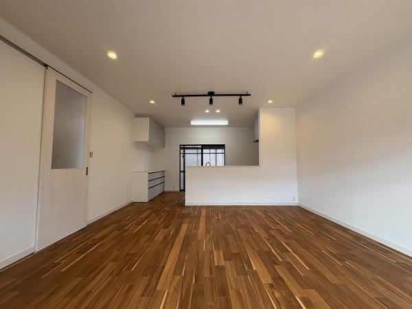 神戸市垂水区学が丘中古戸建の居間・リビング