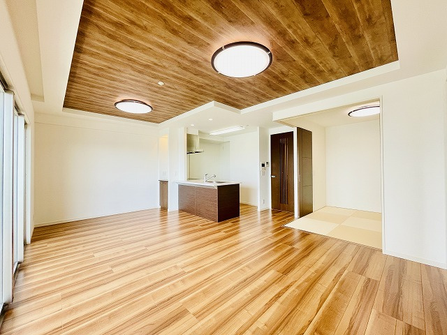 【居間・リビング】 | オーヴィジョン照葉アクアテラス | 和室スペースの扉を解放すると更に広々のリビングです◎