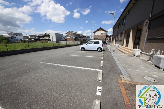 WIT　NANAの駐車場