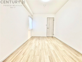 明るい色合いのフローリングとクロスを使用した洋室は家具やインテリアとも調和しやすく空間が広く感じられ開放感を生み出します。自然光を効果的に反射し、室内を明るく保つため、日中の照明使用を抑えられます。