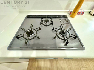 多数の調理器具を同時に使用でき、料理の効率化が可能。省エネで節約になり、様々な料理スタイルに適応できます。また、火力調整が独立しており、手入れや掃除もしやすく、今よりもっとお料理が楽しくなるかも。