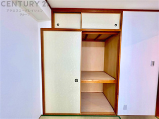 押入れは季節の衣類、寝具などを収納できます。伝統的な美しさと実用性が融合し、収納物を保護する調湿・換気効果があります。使い方によっては書類や小物なども効果的に整理でき空間を有効活用できます。