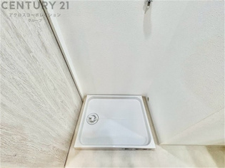 洗濯物の仕分け作業がしやすく、整理整頓が容易になります。洗濯音や湿気を他の部屋に持ち込まず、生活環境を快適に保ちます。上部を活用すれば収納スペースを確保でき洗剤や洗濯用品の整理もしやすくなります。