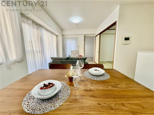 キッチン前のダイニングスペース　カウンターキッチンから料理の受け渡し等に便利です。ダイニングセットを置いても十分な広さを確保。