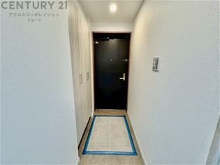 大きな玄関収納付きの玄関です　家族皆様の履物をしっかり収納できます
