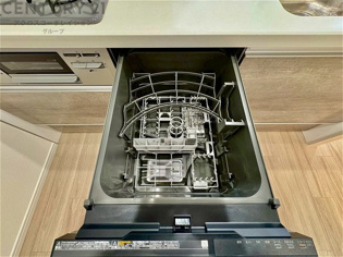 手洗いに比べて時間や労力を節約できることです。また、高温のお湯で洗浄されるため、雑菌や細菌を殺菌する効果もあります。さらに、乾燥機能があるため、手で拭く手間も省け衛生的に保管できます。