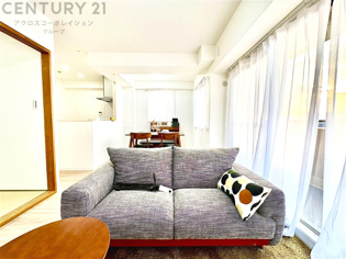 リビングダイニングは家族や友人とのコミュニケーションを楽しむ場所でくつろぎながら食事や会話を楽しめ、多目的に利用できリラックスできる空間です。家庭内の中心として機能し、快適な生活をサポートします。