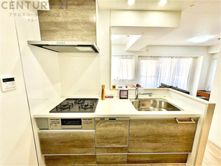 シンプルなデザインと使いやすさを兼ね備えた対面式システムキッチンは、効率的な作業スペースを提供し、家族やゲストとのコミュニケーションを促進します。