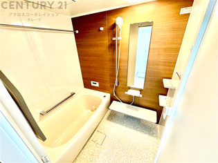 ユニットバスは省スペースでありながら、シンプルな設計と使いやすさを備え、簡便なメンテナンスが可能です。またミラー・小物置き場もあり便利です。