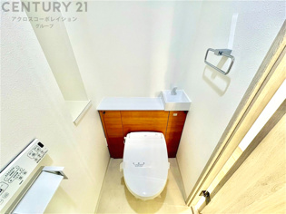 温水洗浄便座付トイレは温水洗浄機能により、暖かい水でおしりを洗浄することができ、冷たい水を使う従来の便座に比べ、温水洗浄機能で暖かいトイレを提供し、快適な使用を可能にします。