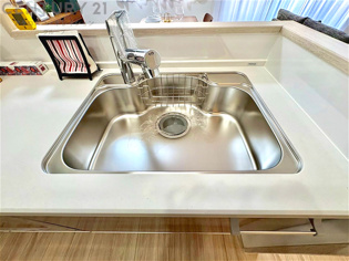 大きなシンクでお鍋などの大きな調理器具を洗う際にも便利です。
