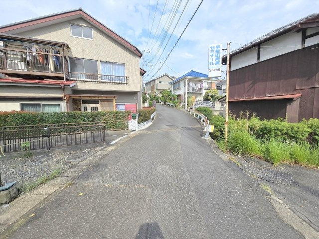 青梅市河辺町3丁目　売地の前面道路含む現地写真