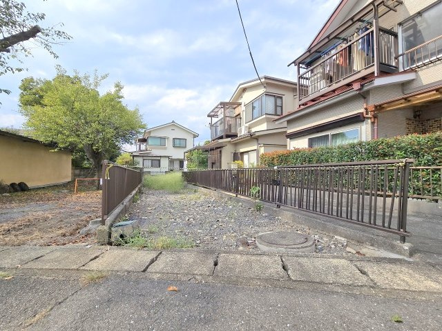 青梅市河辺町3丁目　売地の前面道路含む現地写真
