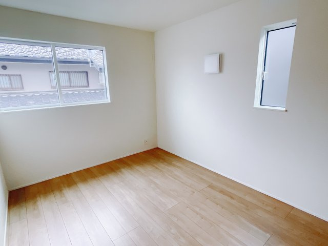 【新築戸建】前橋南町二丁目24-1期の洋室|「今日も一日お疲れ様」とご夫婦でゆったりくつろげる寝室。毎日の家事やお仕事に疲れた日はフカフカのベットで癒されてください。テレビや本棚をおいても快適な広さなのが自慢のお部屋です♪