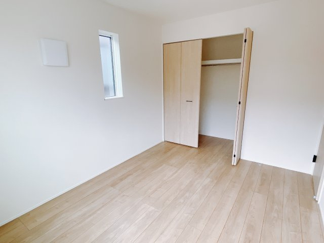 【新築戸建】前橋南町二丁目24-1期の洋室|広い寝室ならインテリアも自由自在にお楽しみいただけます♪お外から帰ってきた後は寝室でゆっくり自分の時間をお過ごしください。