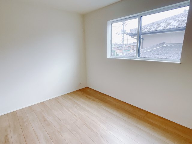 【新築戸建】前橋南町二丁目24-1期の洋室|ダブルベッドを置いても充分な広さを2Ｆのお部屋に設けております。お子様と家族みんなで寝るのも夢じゃありません♪窓からは光が差し込むので日中でも明るいお部屋です。