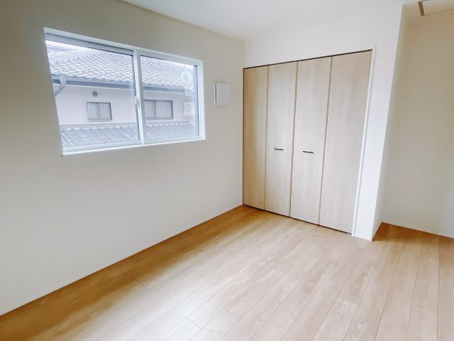 【新築戸建】前橋南町二丁目24-1期の洋室|お子様にとって初めての「自分だけのお部屋」。どんなお部屋にするのか楽しみになりますね♪こちらのお部屋は洋室になっているので、もし汚してしまっても簡単にお掃除できるので助かります。
