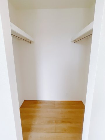 【新築戸建】前橋南町二丁目24-1期の収納|大容量のＷＩＣです！お洋服だけでなく靴やバックもしまえます♪大きな鏡と椅子をおくことで無駄な移動をすることなく身支度がすべてこの場所で整います。