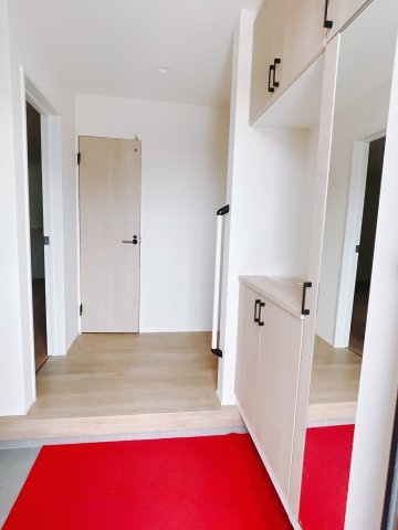 【新築戸建】前橋南町二丁目24-1期の玄関|毎日の「いってらっしゃい」や「お帰りなさい」を大切なご家族と過ごす玄関は〈使いやすさ〉を追求しております。玄関横の物入は急な来客時でもさっとお片付けできるスペースを確保しています。