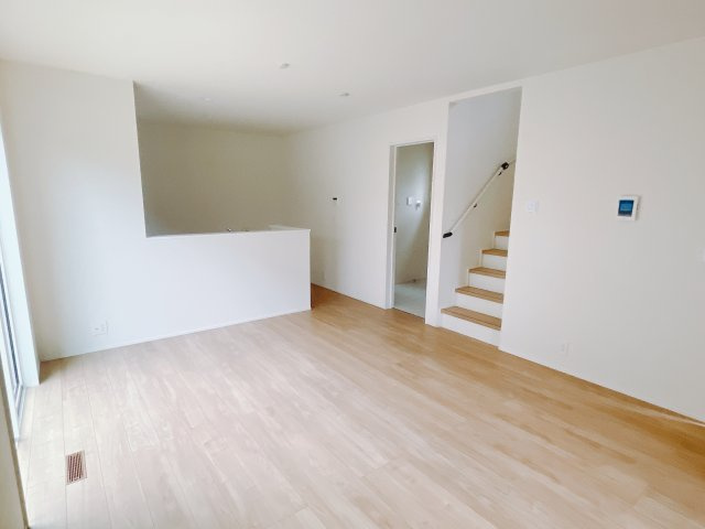 【新築戸建】前橋南町二丁目24-1期の居間・リビング|リビングアクセス階段プラン採用！こちらのプランは必ずリビングに皆が顔を合わせる仕様になっていますので、家族とのコミュニケーションがとりやすく絆が深まります。