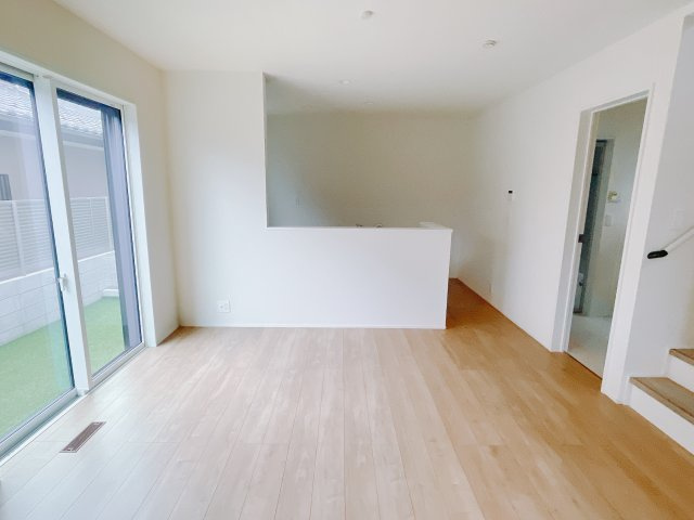 【新築戸建】前橋南町二丁目24-1期の居間・リビング|これから長く住むお家のリビングには毎日気持ちのいい日差しが差し込みます。ポカポカ日向ぼっこをしながらお昼寝をするのもいいですね♪明るいリビングに気分も晴れやかに♪