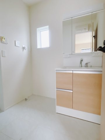 【新築戸建】前橋南町二丁目24-1期の独立洗面台|通常より広いタイプの洗面所になっています。のびのびと使える洗面所には寒い冬にストーブをおいても邪魔になりません♪