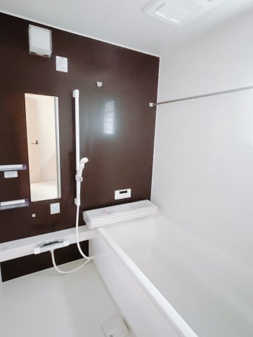 【新築戸建】前橋南町二丁目24-1期の浴室|清潔感あふれる浴室には、カビを防ぎ雨の日でも洗濯物を乾かせられる浴室暖房乾燥機を標準装備しております♪毎日のお手入れが楽になります。