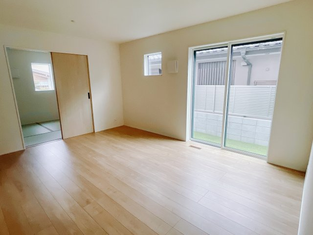 【新築戸建】前橋南町二丁目24-1期の居間・リビング|これから長く住むお家のリビングには毎日気持ちのいい日差しが差し込みます。ポカポカ日向ぼっこをしながらお昼寝をするのもいいですね♪明るいリビングに気分も晴れやかに♪