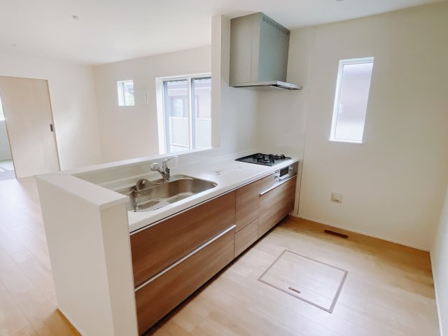 【新築戸建】前橋南町二丁目24-1期のキッチン|お料理をしながらお部屋を見渡せることができる対面キッチンを採用。コミュニケーションがとりやすく、家族の絆が深まります。今日の出来事をおしゃべりしながら楽しい時間をお過ごしください♪