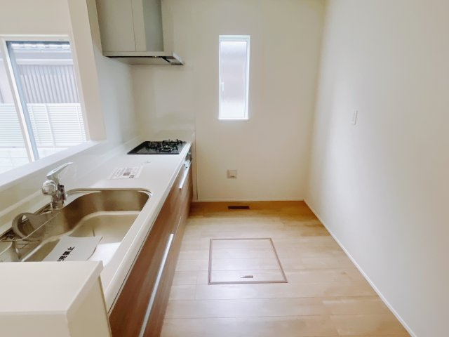 【新築戸建】前橋南町二丁目24-1期のキッチン|お料理ができたら「これ運んで～♪」と手渡しが出来ます。対面キッチンなのでリビングと一体感があり、広々とした空間の中で楽しく食事やお菓子作りが出来ますね♪