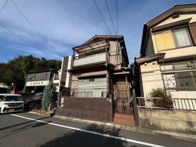 板橋区西台3丁目  建築条件付き売地の前面道路含む現地写真|建物解体後、更地渡しとなります。
2025.11.07撮影

現地ご見学希望・資料請求などお気軽にお問い合わせ下さい！
03-5990-5201
